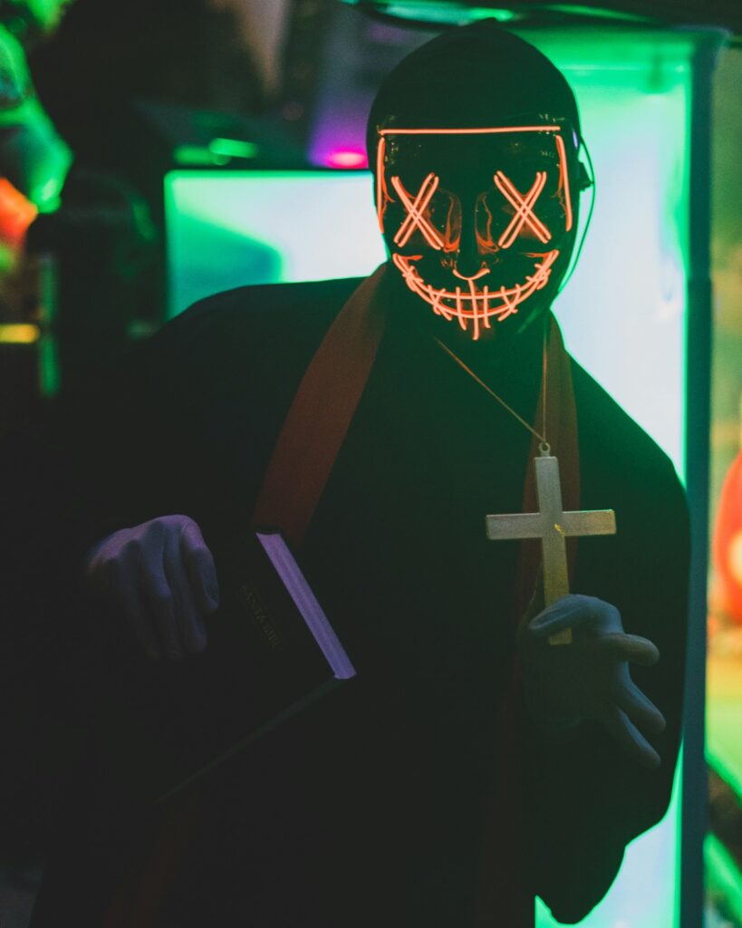 Person in neon mask and Halloween costume at a themed Halloween party in Hamburg’s Reeperbahn, enjoying the spooky nightlife of St. Pauli.