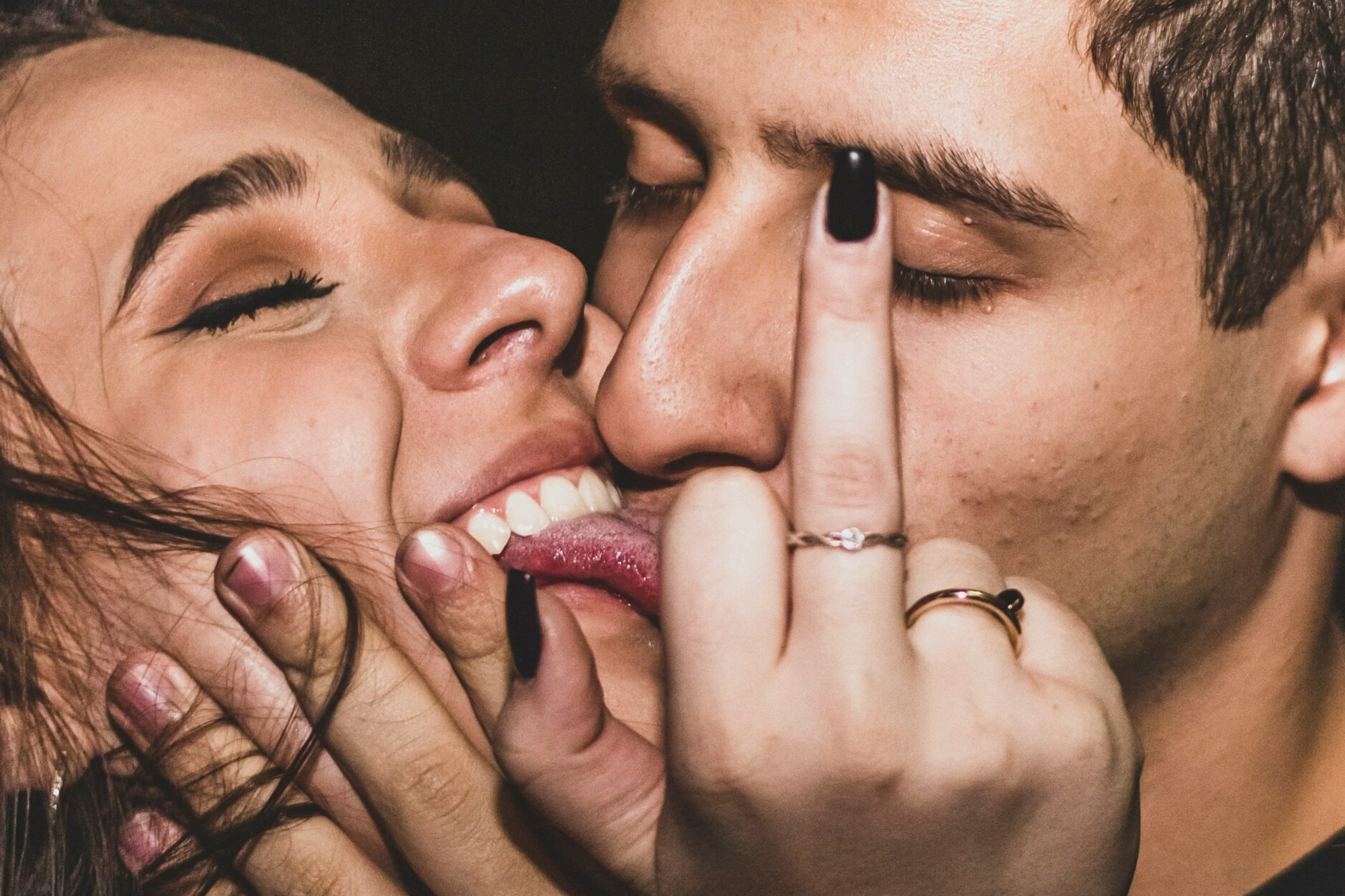 Two people sharing an intimate moment during a pub crawl in Hamburg’s Reeperbahn, highlighting the carefree and playful atmosphere of the event